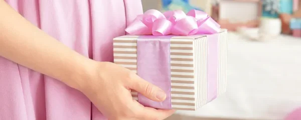 Comment selectionner le cadeau de naissance ideal pour les nouveaux parents